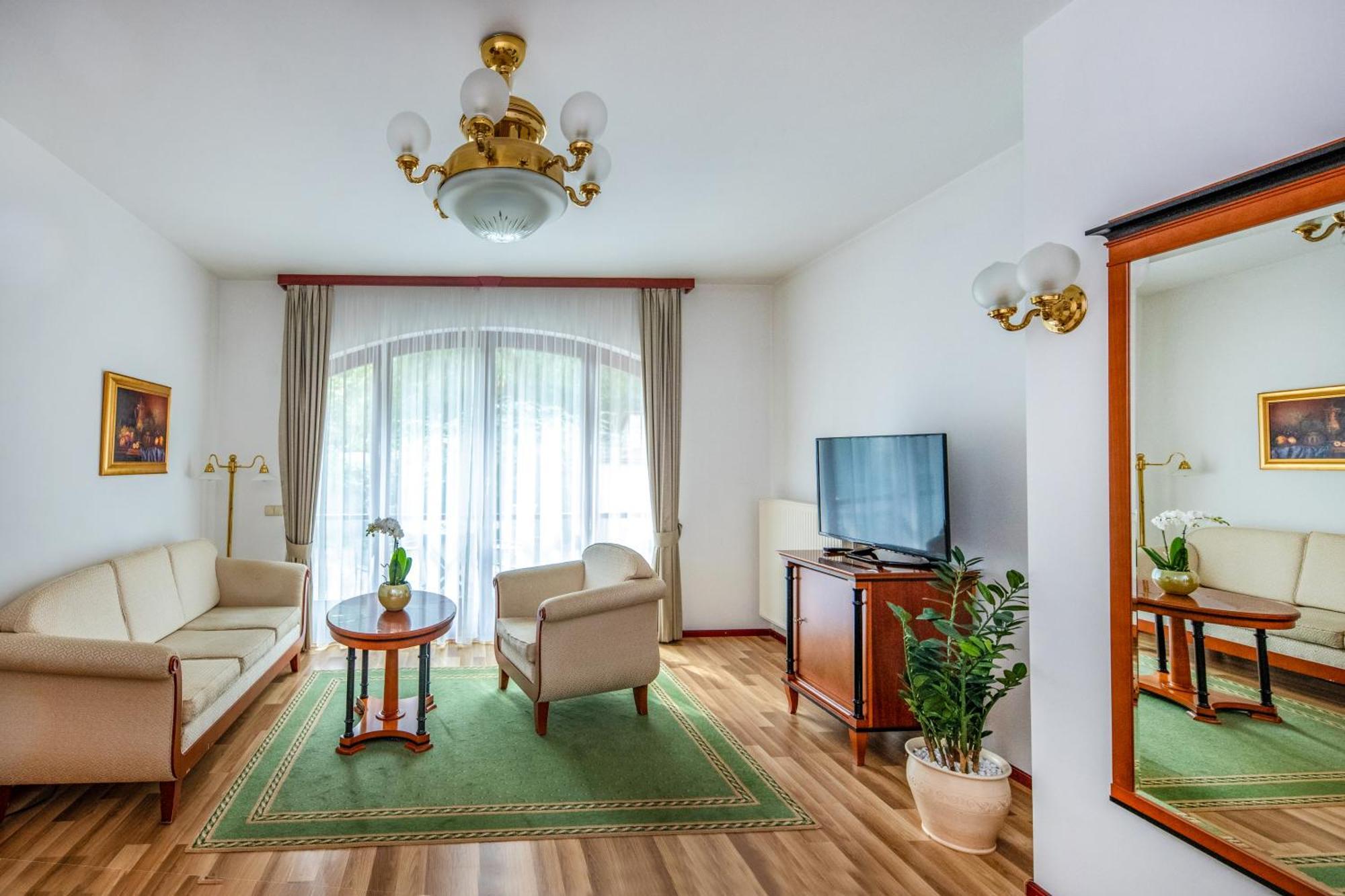 Szarvaskut Hotel Zirc Luaran gambar
