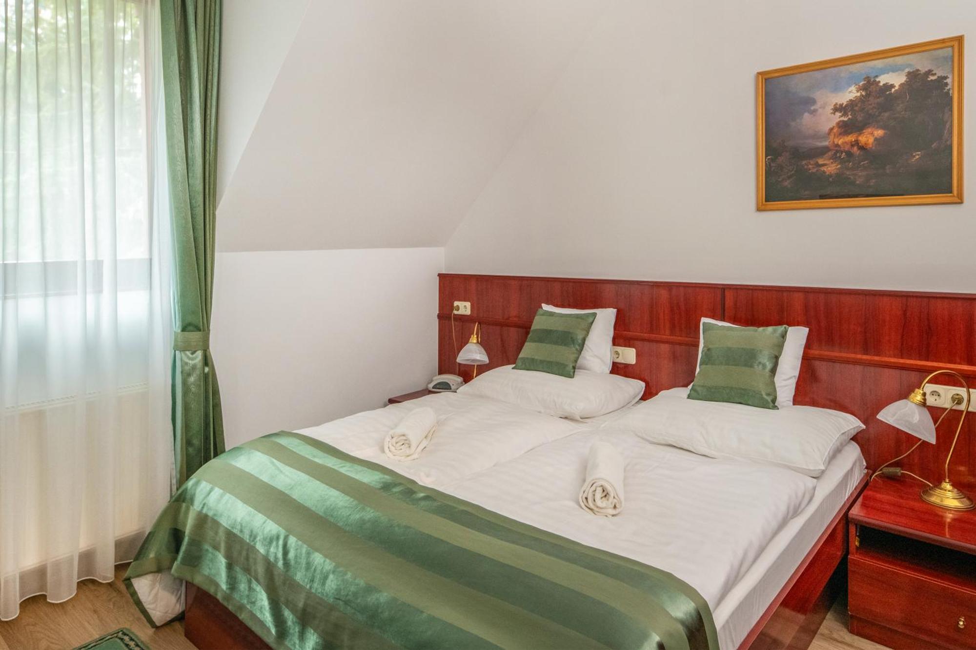 Szarvaskut Hotel Zirc Luaran gambar