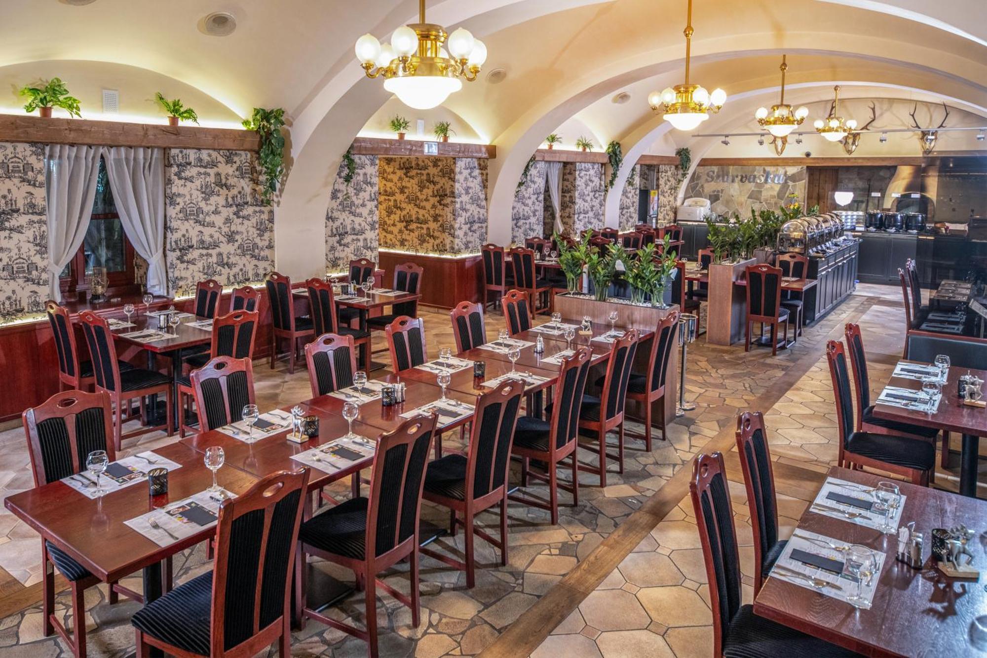 Szarvaskut Hotel Zirc Luaran gambar