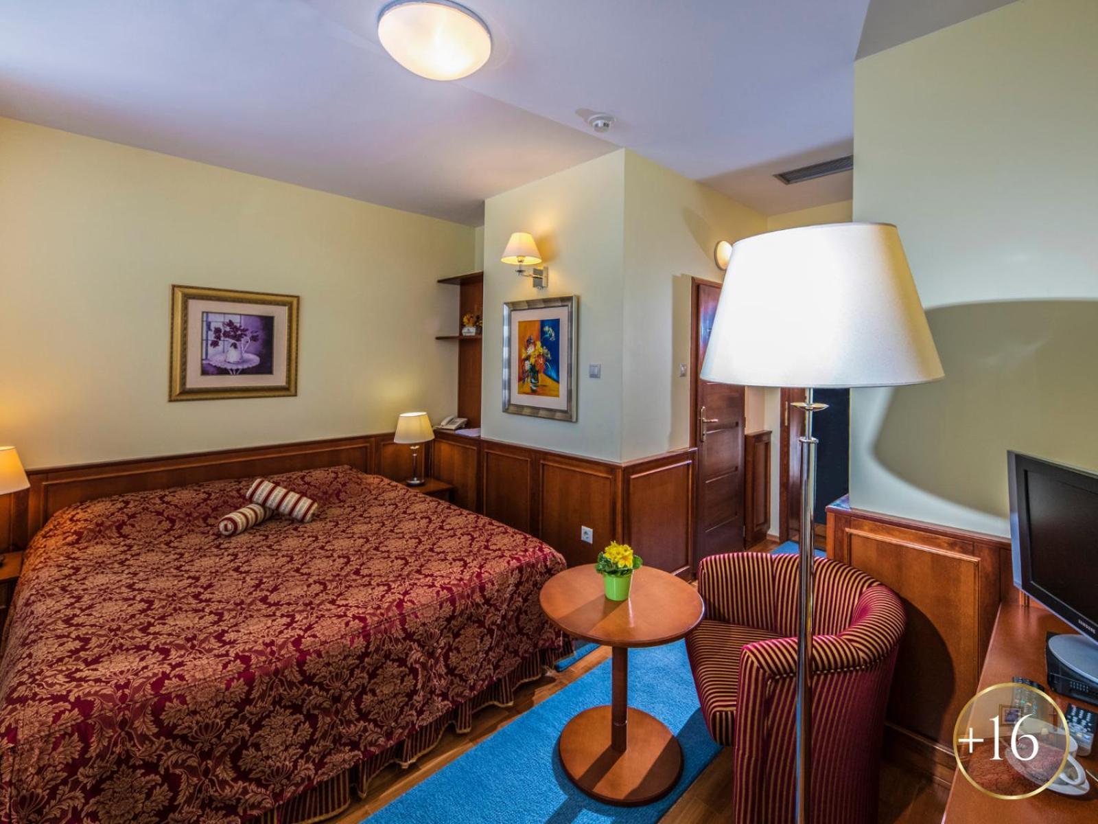 Szarvaskut Hotel Zirc Luaran gambar